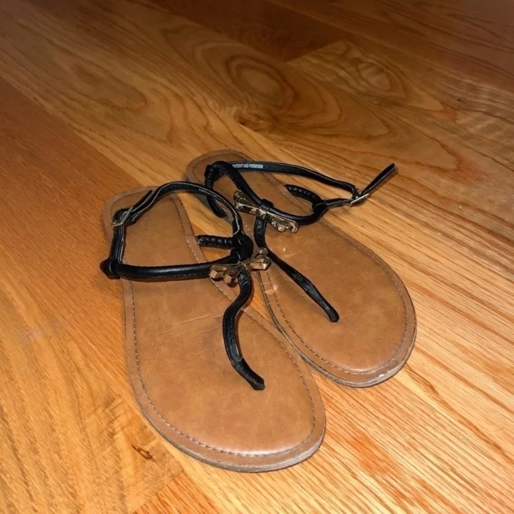 Women's Brown and Black Sandals tan and black with a gold bow sandal Merona 8.5